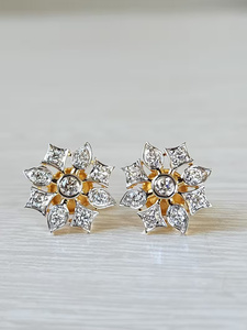 ต่างหูเพชรทรงดอกไม้สุดหรู เพชรเลี้ยงในห้องปฏิบัติการ ทองคำแท้ 14K 18K เพชร VVS ดีไซน์เรียบหรู เครื่องประดับชั้นดี รับรองโดย IGI - Product Image 4