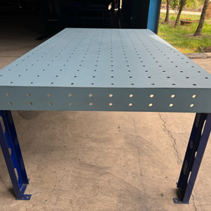 Table de soudage à prix avantageux, structure en acier perforé épais renforcé avec grille interne, et pieds en acier rigides. - Product Image 2
