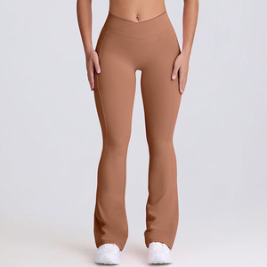 Ensemble de yoga et fitness personnalisé OEM rose pour femme, comprenant un soutien-gorge de sport à bretelles et un legging taille haute effet push-up, idéal pour la gym et l'entraînement. - Product Image 6
