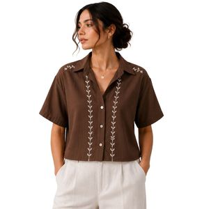 Camisa corta de lino bordada en color marrón personalizada para mujer, de manga corta, con botones, informal, para verano, con logotipo personalizado y etiqueta privada. - Product Image 1
