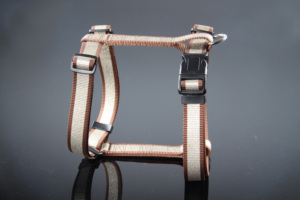 Harnais pour chien en nylon réfléchissant, rayures rouges et blanches, fermeture à boucle réglable, taille moyenne, style simple pour chiens - Product Image 4