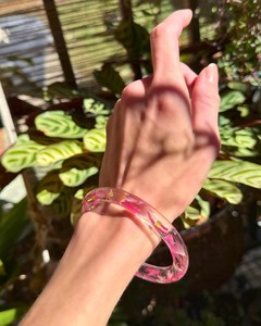 Brazalete de Resina Epoxi Esmaltada Hecho a Mano de Primera Calidad con Patrón Floral Rosa, Forma Redonda, Joyería Coleccionable, Artesanía Atemporal - Product Image 3