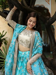 Robe de demoiselle d'honneur en satin à imprimé floral avec chemisier brodé et dupatta, coupe trapèze, longueur ras du sol, manches longues, col rond, taille naturelle - Product Image 6