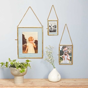 Cadre photo mural en métal finition laiton de luxe, élégant, avec verre flottant, pour l'hôtellerie - Product Image 1