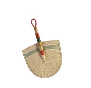 Éventail unique en jonc de mer tressé, vert sauge, rayures rouille et or, outil de rafraîchissement artisanal pour le style estival et la décoration intérieure - Product Image 3