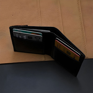 Tarjetero vertical de piel sintética negra, elegante, compacto, para viajes, con doble ranura funcional para tarjetas de identificación, ideal para negocios. - Product Image 4
