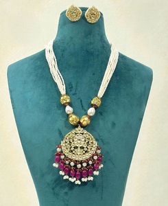 Ensemble collier et boucles d'oreilles en laiton plaqué or avec moissanite pour femme, idéal pour fiançailles, mariage, cadeau ou tenue de soirée - Product Image 3