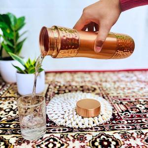 Botella de Agua Reutilizable Ecológica Clásica de Cobre Puro con Acabado Mate Martillado, Juego de Regalo Premium para Uso Doméstico y Corporativo - Product Image 6