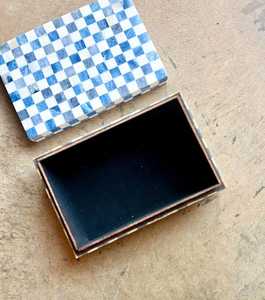 Boîte de rangement rectangulaire empilable en MDF avec incrustation de os de style arabe, motif damier bleu et blanc, design classique - Product Image 6