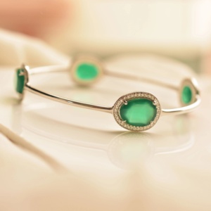 กำไลข้อมือหินออนิกซ์สีเขียวธรรมชาติ (สีเขียวมรกต) ทรงรี ประดับด้วยเงินแท้ 925  แบบแข็งแรงทนทาน - Product Image 1