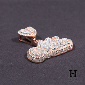 Colgante Personalizado con Nombre en Cursiva, Oro Rosa de 14K, Diamante de Laboratorio VVS, Placa con Nombre, Trébol de Cuatro Hojas, Joyería Hip Hop - Product Image 1