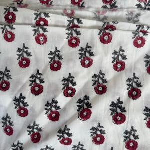 Tela de Algodón Estampada con Diseño Floral Rojo Premium sobre Base Blanca para Ropa Étnica y Prendas de Boutique para Mujer - Product Image 5