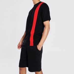 Conjunto de Camiseta Negra para Hombre con Franja Lateral Roja, Pantalones Cortos Casuales de Verano, Tejido de Punto, Estilo Color Block - Product Image 4