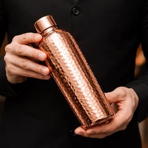 Ensemble de bouteille et de tasses en cuivre décorées de motifs floraux, emballage cadeau haut de gamme, présentation élégante en boîte avec une bouteille et deux tasses - Product Image 3