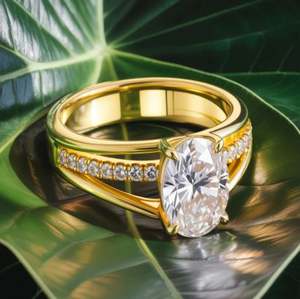 Anillo de Compromiso Minimalista Ovalado con Moissanita, Plata de Ley Chapada en Oro, Anillo de Boda con Engaste de Garras - Product Image 2