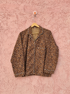Ensemble de pyjama en coton écologique pour femmes à imprimé léopard, avec chemise boutonnée et pantalon de détente assorti, pochette incluse - Vêtements de nuit de luxe - Product Image 3
