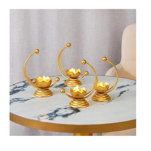 Vase de table industriel en laiton avec bec verseur Shankh et base de piédestal gravée pour la décoration de chambre - Product Image 1