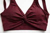 Ensemble 2 pièces de yoga bordeaux pour femme : Soutien-gorge de sport côtelé à col en V, torsadé devant, bretelles halter, maintien élevé et respirant, et Legging taille haute