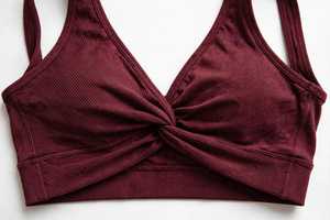 Conjunto de 2 piezas de yoga para mujer: Sujetador deportivo transpirable de alto soporte con cuello en V acanalado y tirantes halter con nudo frontal, y leggings de cintura alta, color burdeos. - Product Image 3