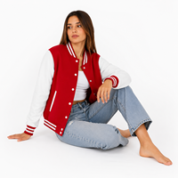 Veste universitaire tendance pour femme, conçue avec des détails côtelés en tissu doux et une coupe décontractée pour un style élégant au quotidien.
