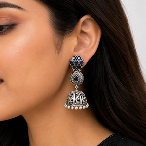 Boucles d'oreilles pendantes classiques et traditionnelles en argent oxydé, qualité export, style Bollywood Jhumka, sertissage clos, bijoux fantaisie - Product Image 2