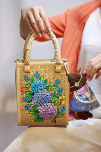 Pochette de voyage écologique tissée à la main avec deux sangles, motif floral, compacte et pratique, en herbe de jonc naturelle, fermeture éclair - Product Image 2