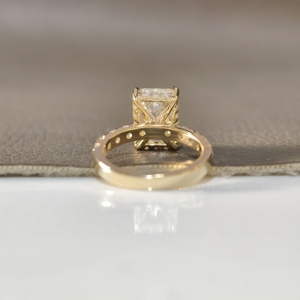 Anillo de Compromiso de Lujo con Diamante Cultivado en Laboratorio de 4 Quilates, Corte Radiante, Banda Pavé, Oro de 14K, Certificado IGI, Diamante VS1 E para Aniversario o Boda - Product Image 3