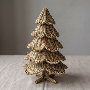 Décoration de table de Noël artisanale en jonc de mer, petite forme de pin, style traditionnel pour intérieur, sans éclairage inclus - Product Image 1