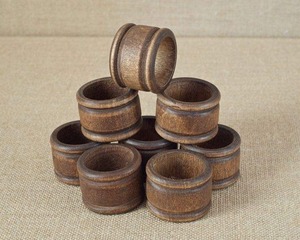 Anneau de serviette en bois rustique avec finition lisse pour une présentation élégante de la table à manger - Product Image 6