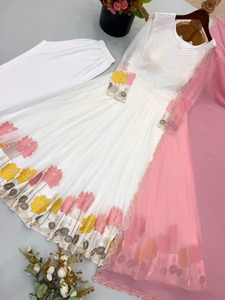 Robe Anarkali blanche en faux georgette épaisse avec broderie florale et dupatta rose, coupe ample, longueur au sol, tenue traditionnelle indienne - Product Image 5
