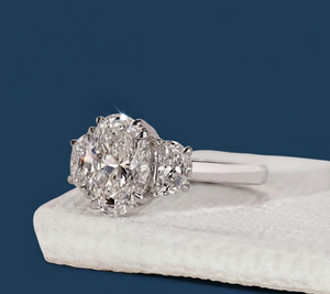 แหวนเพชรทรงรีและครึ่งวงกลม 2.60 กะรัต เพาะเลี้ยงในห้องปฏิบัติการ ระดับความสะอาด VVS2 สี F รับรองโดย IGI ทองคำขาว แหวนหมั้นสามเม็ด ขายส่ง - Product Image 2