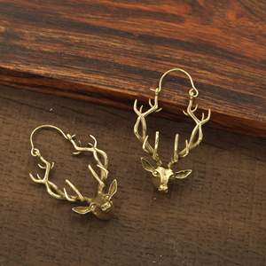 Boucles d'oreilles en forme de tête de cerf en laiton plaqué or, bijoux unisexes de forme animale vintage - Product Image 4