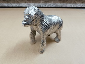 Estatuillas de León Plateado Majestuosas - Decoración de Alta Calidad para el Hogar, Diseño Art Deco, Textura Detallada, Forma Musculosa Fluida - Product Image 2