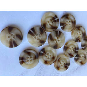 กระดุมทรงแตรแบบแบนเงาเลียนแบบวัสดุทำจากธรรมชาติกระดุม4รูจากอินเดีย - Product Image 4