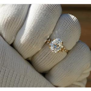 Bague de mariage classique en argent sterling 925 avec diamant moissanite taille ovale, disponible à prix de gros abordable - Product Image 1