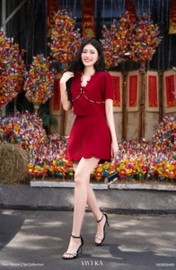 กระโปรงมินิทรงเอไลน์สีแดงสำหรับผู้หญิง ขอบระบาย เอวยางยืด สไตล์หวาน สีพื้น ผ้าทอ THETIS - Product Image 2