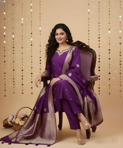 Ensemble Kurta et pantalon en soie romaine brodée violette avec dupatta, col cœur, coupe droite longueur mollet, tenue ethnique pour femme - Product Image 2