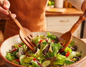 Ensemble cuillère et fourchette à salade en bois fait main, design traditionnel, couverts en bois naturel pour la cuisine, la salle à manger et la restauration - Product Image 6