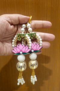 Ensemble de suspension de porte artisanal Shubh Labh Lotus Pearl, qui apporte une élégance divine et un charme festif à votre décoration intérieure. - Product Image 3