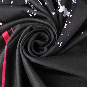 Camiseta de Tenis Negra con Cuello en V para Hombre, con Estampado de Rayos Rojos, Absorbente de Humedad, Manga Corta, Fabricación Premium en Pakistán - Product Image 6