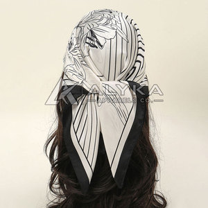 Bandana de luxe personnalisé 100% soie avec faible MOQ et production rapide pour les voyages, les tenues décontractées, une utilisation respirante et athlétique, unisexe - Product Image 2