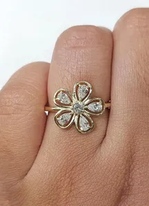Anillo de Diamantes Floral Inspirado en la Naturaleza en Oro Amarillo con Pétalos de Diamantes en Corte Pera y un Diamante Central Redondo Brillante - Product Image 3