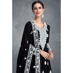 Hermoso Conjunto de Traje Talla XL con Bordado de Lentejuelas de Múltiples Agujas - Product Image 4