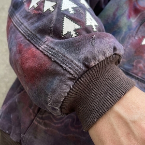 Veste à capuche imprimée violette pour hommes, veste streetwear à fermeture éclair avec motif flèche abstraite et poche kangourou - Product Image 5