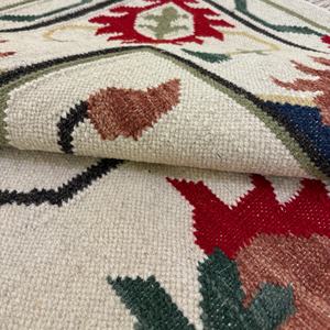 Kilim de lana anudado a mano con diseño de entramado - Campo abstracto de color marfil con motivos rojos, tejido plano simétrico en crema y carmesí - Product Image 2