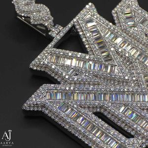 จี้เพชรโมอิสซาไนต์ทรงบาแกตต์แบบฮิปฮอป ตัวอักษรแบบกำหนดเองได้จาก AARVA JEWELS  ทำจากเงินแท้ 925  ประดับเพชรเต็มชิ้น  เหมาะสำหรับผู้ชายและผู้หญิง  ใช้ในงานปาร์ตี้ - Product Image 4