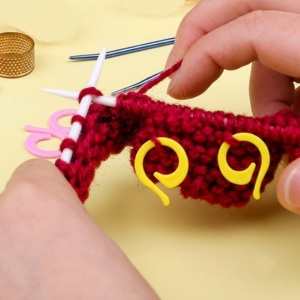 Anneaux marqueurs de points AA0095 |   Marqueurs de mailles pour tricot, anneaux en plastique jaunes de forme circulaire avec queue, pour projets de tricot - Product Image 1