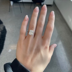 Anillo Solitario de Oro Blanco Sólido de 14K con Diamante de Laboratorio Corte Cojín de 4.51 Ct, Claridad VVS2, Certificado IGI, Engaste Corona de 4 Puntas - Product Image 1