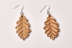Collier pendentif feuille de chêne en bois, breloque en bois sculpté naturel, bijou artisanal sur cordon noir, décoration faite à la main - Product Image 2