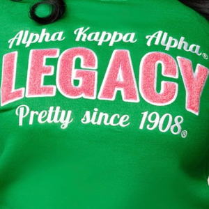 เสื้อสเวตเชิ้ตผ้าฟลีซสำหรับผู้หญิง รุ่น Legacy ปักลายตัวอักษรกรีกด้านหน้า คอกลม พรีเมียม - Product Image 6